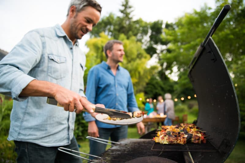 Comment nettoyer une grille de barbecue comportant de la rouille ?