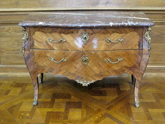 Comment raviver une plaque de marbre ornant le dessus d’un meuble ?