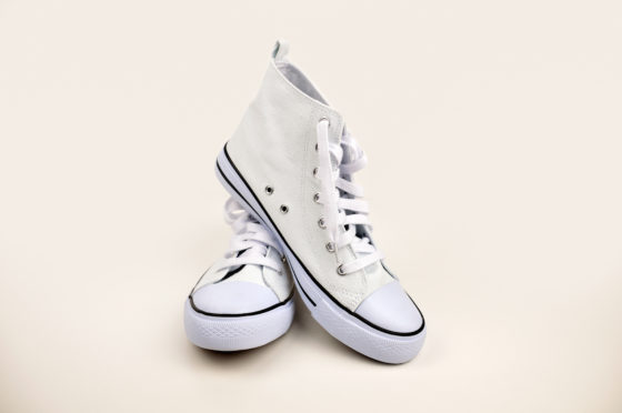 Comment rendre leur blancheur initiale à des baskets en toile ?
