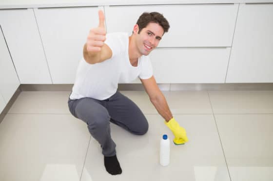 Comment retirer des traces de colle d’un précédent revêtement sur du carrelage ?