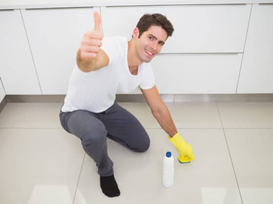 Comment retirer des traces de colle d’un précédent revêtement sur du carrelage ?