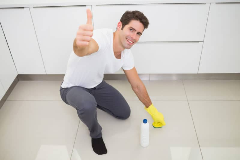 Comment retirer des traces de colle d’un précédent revêtement sur du carrelage ?