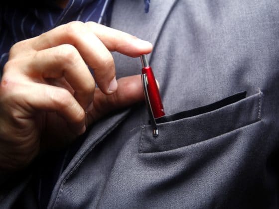 Comment enlever du stylo à bille sur du tissu polyester ?
