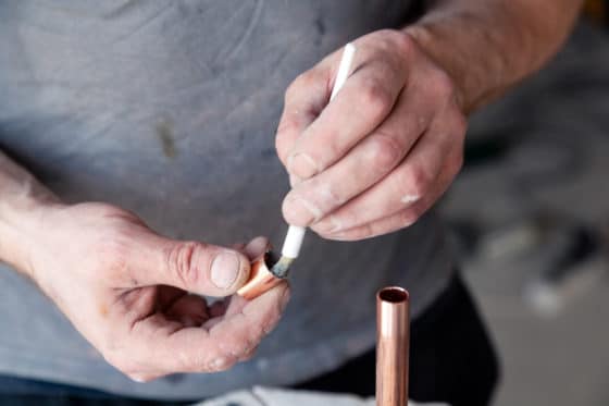 Comment retirer des traces de colle sur du cuivre ?