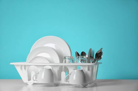 Comment nettoyer calcaire et moisissures sur un égouttoir en plastique ?