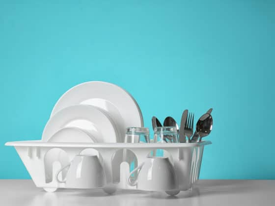 Comment nettoyer calcaire et moisissures sur un égouttoir en plastique ?