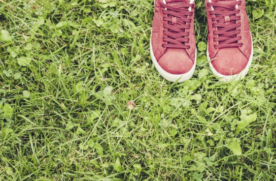 Comment nettoyer des traces d'herbe sur des baskets en daim