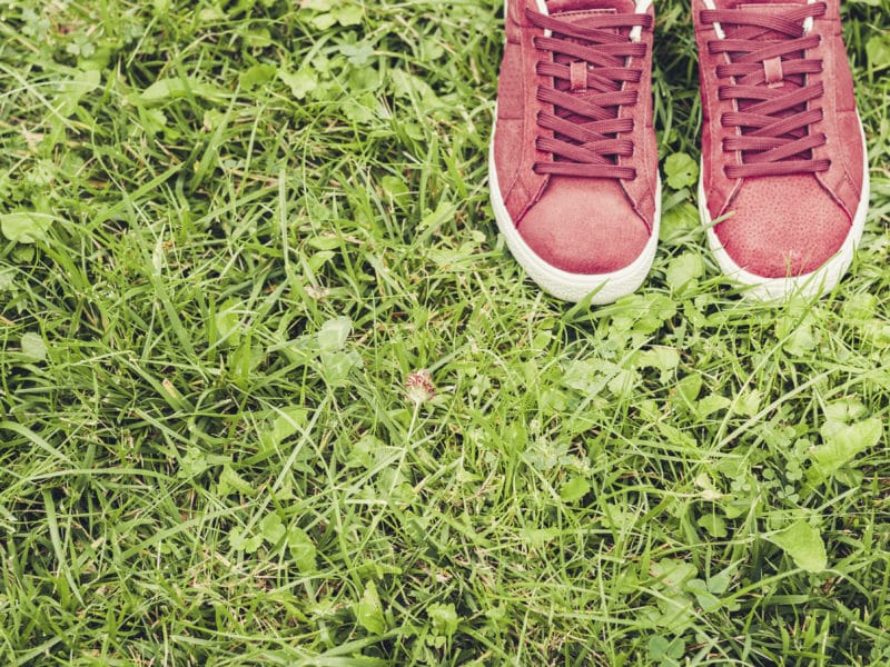 Comment nettoyer des traces de terre sur des baskets en daim