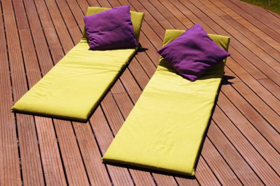 Comment dégriser le bois exotique d'une terrasse ?