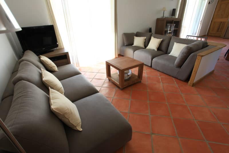 Comment nettoyer des taches de salpêtre sur du carrelage en terre cuite rouge ?