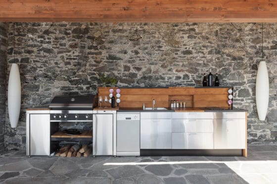 Comment nettoyer des taches grasses d’éclaboussures de cuisson sur le mur en pierre de sa cuisine ?