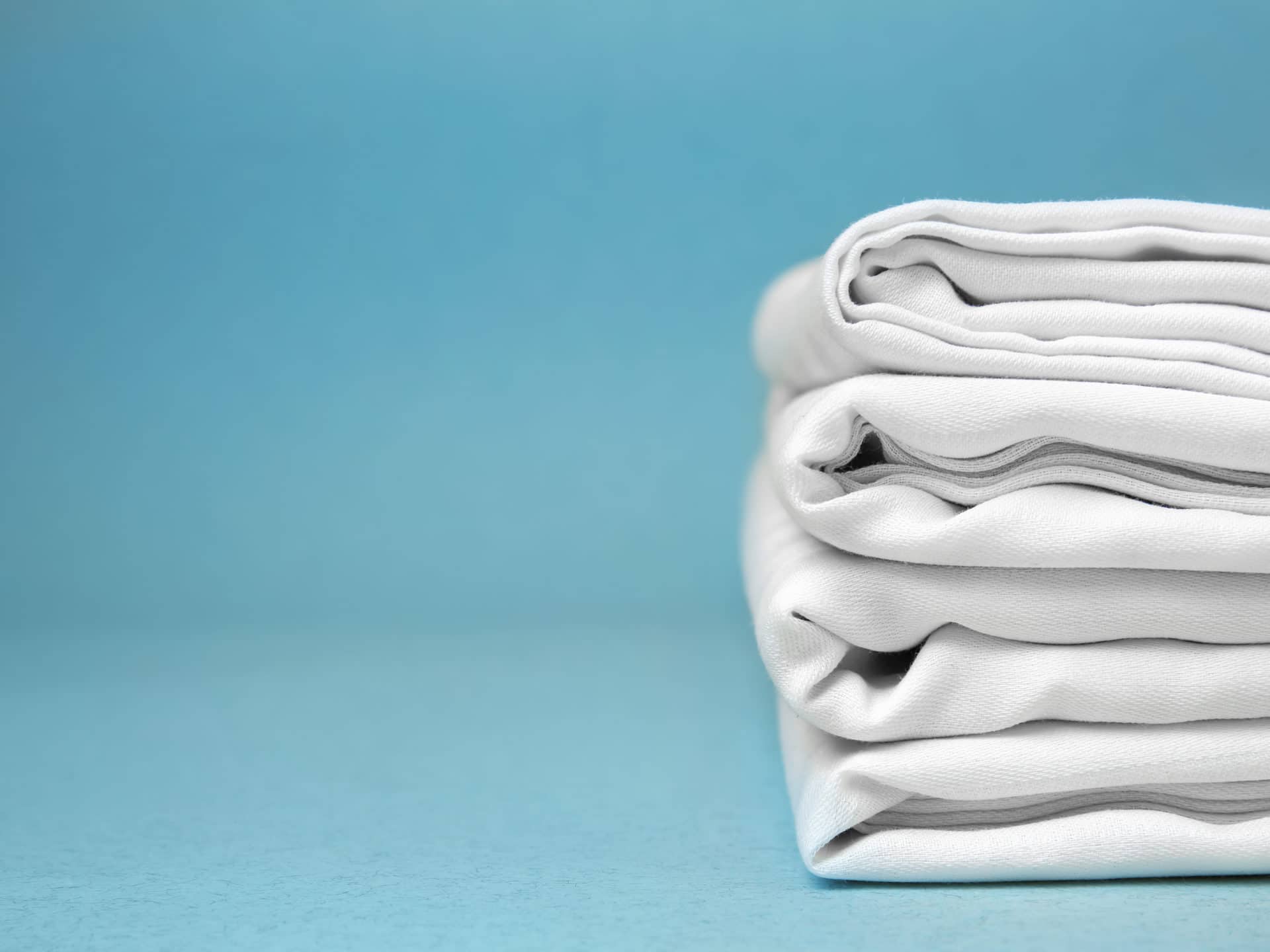 Nettoyer des taches de café sur une nappe en tissu - Les Astucieux