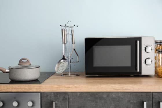 comment faire partir une odeur persistante de brûlé dans un four à micro-ondes