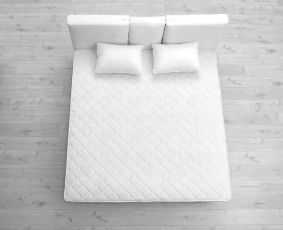 Comment nettoyer des auréoles jaunes dues à la transpiration sur un matelas ?