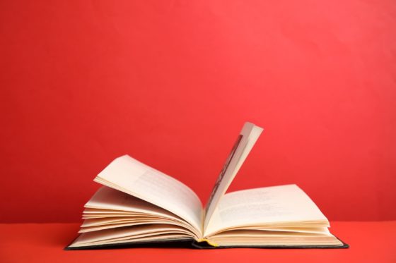 Comment ôter des étiquettes collées sur des livres sans détériorer ces derniers ?