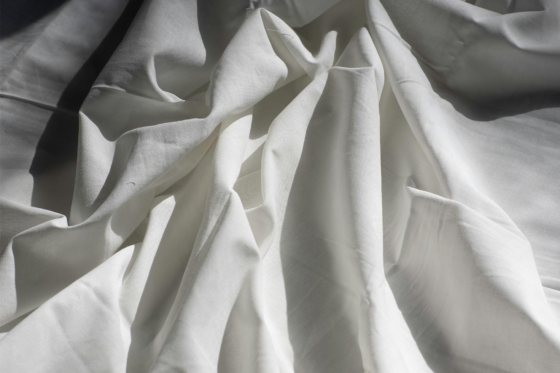 Image de draps de lit blancs.