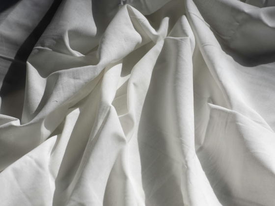 Image de draps de lit blancs.