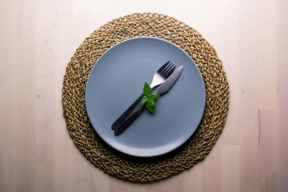 comment faire partir des taches brunes ou noires sur des couverts en inox