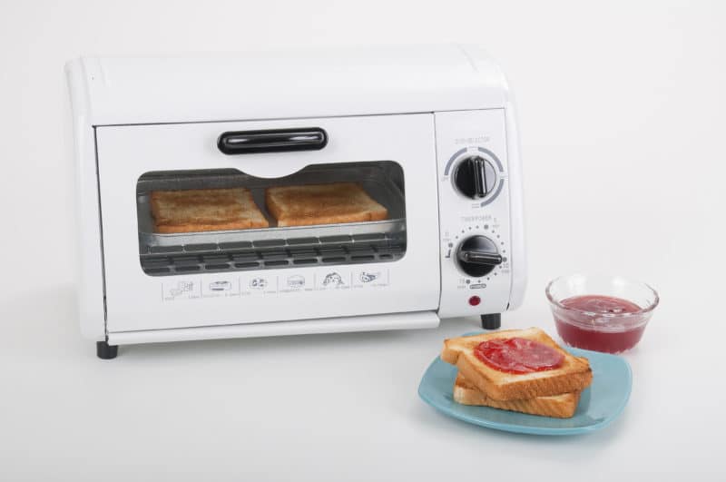 Comment atténuer les traces jaunes dues à la chaleur sur la surface d'un minifour blanc ?