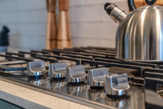 Comment nettoyer les grilles en fonte d'une cuisinière ?