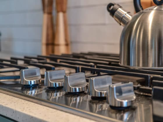 Comment nettoyer les grilles en fonte d'une cuisinière ?