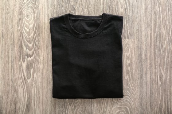 Pourquoi le linge noir ou foncé ressort parfois du lave-linge avec des traînées blanches ?