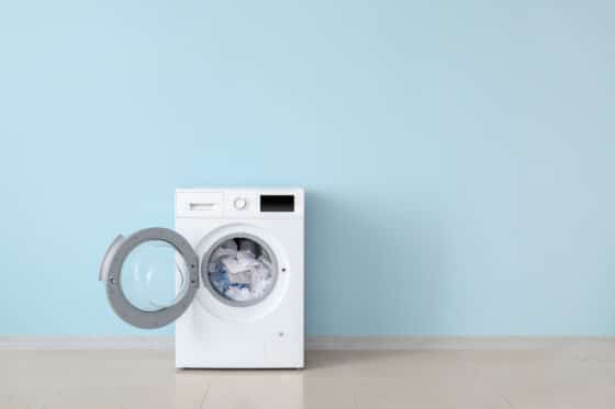 Comment enlever des taches de graisse sur le linge dues aux roulements du tambour de la machine à laver ?