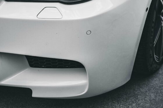 Bas de caisse d'une voiture blanche