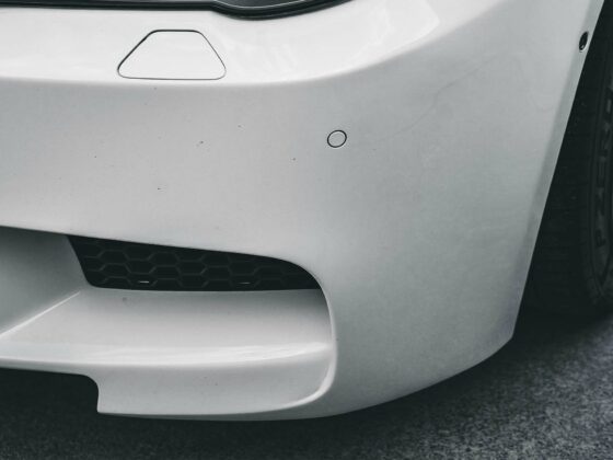 Bas de caisse d'une voiture blanche