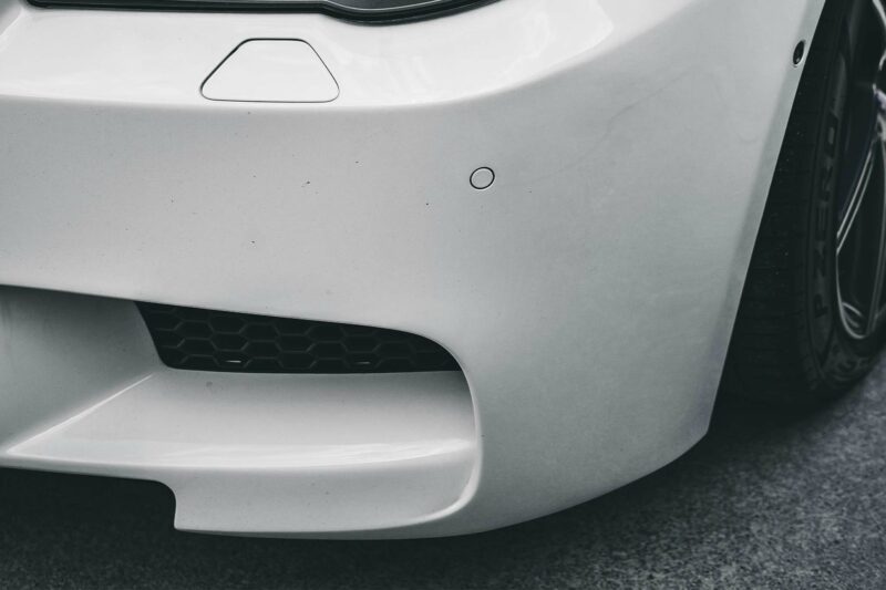 Bas de caisse d'une voiture blanche