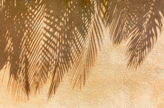 Comment nettoyer des traces grasses laissées par de la crème solaire sur du crépi ?