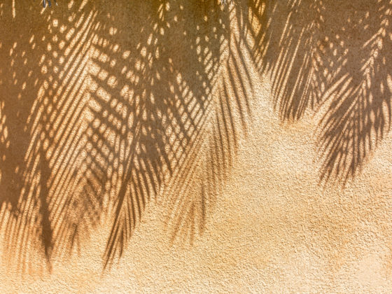 Comment nettoyer des traces grasses laissées par de la crème solaire sur du crépi ?