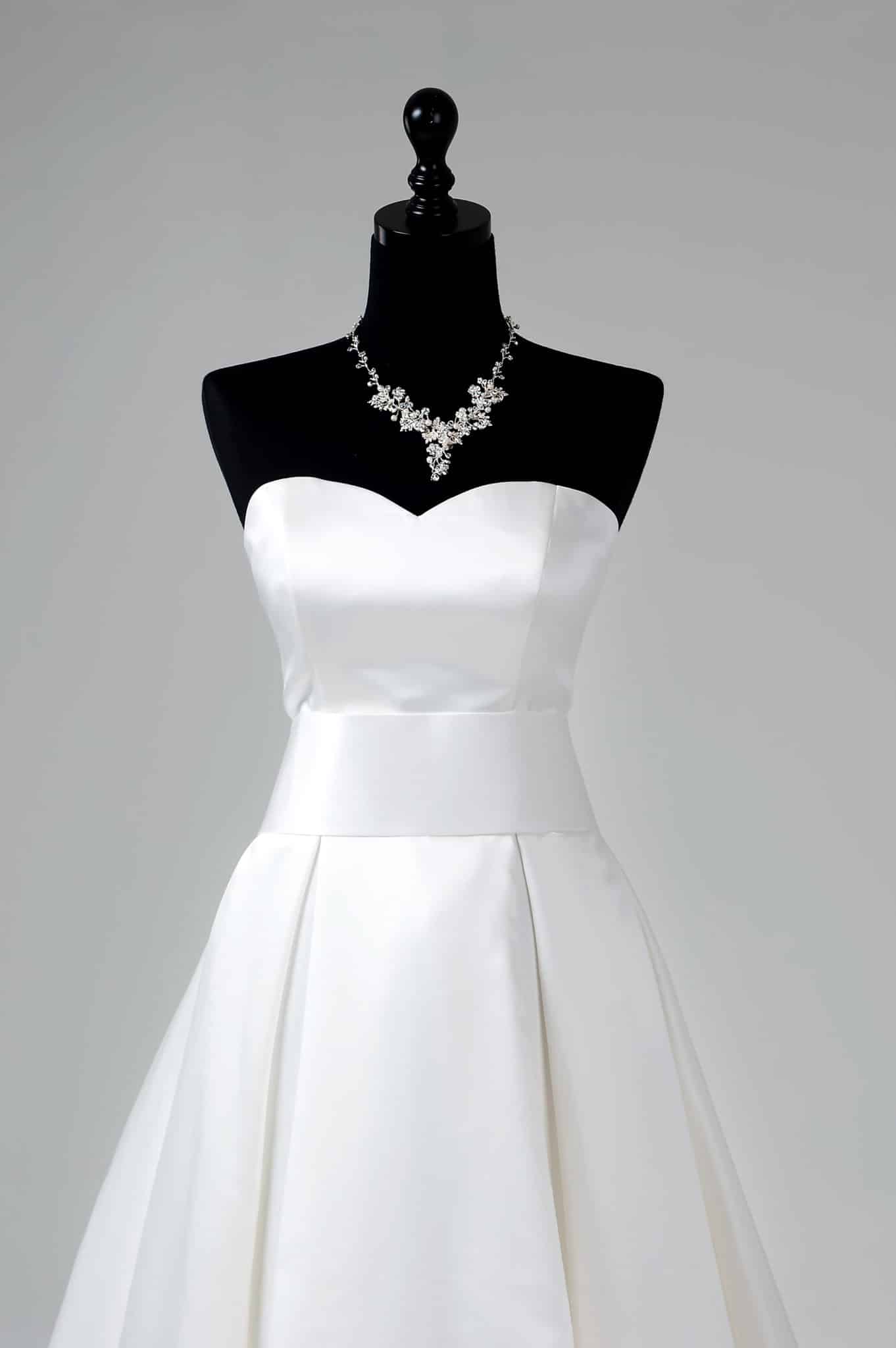 Nettoyer des traces jaunies sur une robe de mariée Les Astucieux