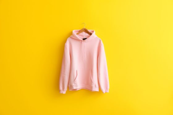 Comment nettoyer une tache de fond de teint sur un sweat-shirt clair ?
