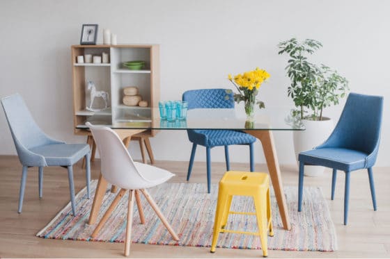 Comment atténuer des rayures sur une table en verre ?