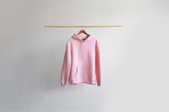 Comment nettoyer une tache de pollen de fleur sur un sweat-shirt en coton ?