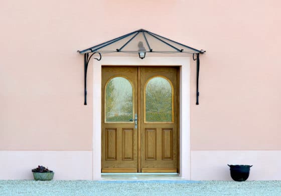 Comment nettoyer des vitres de portes non entretenues depuis longtemps ?