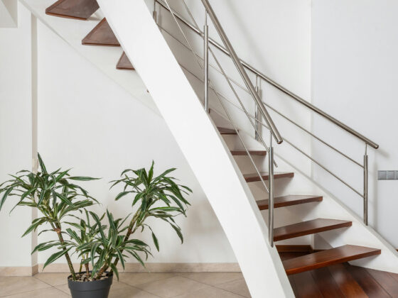 Escalier en bois avec rampe en inox