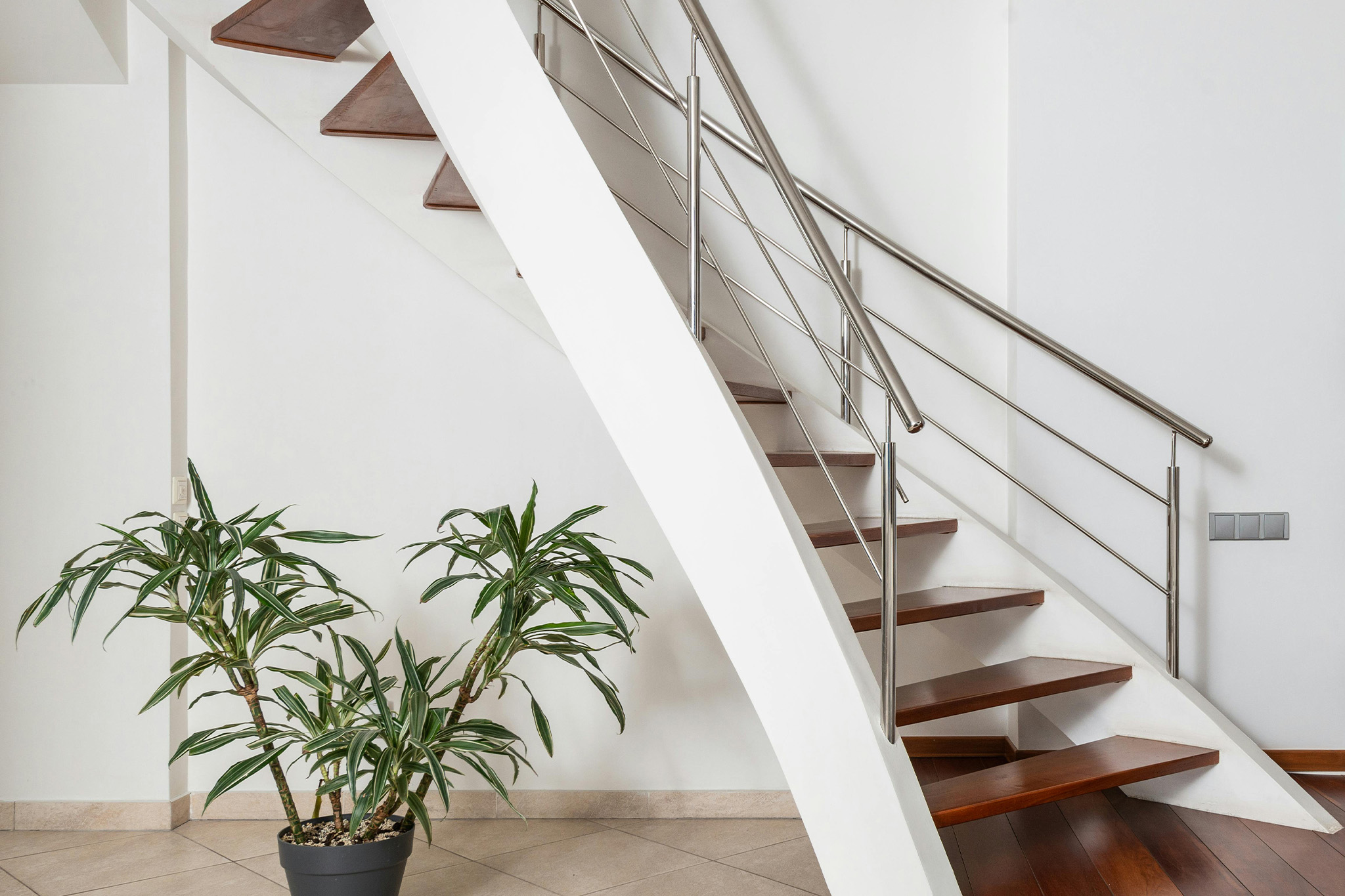 Escalier en bois avec rampe en inox