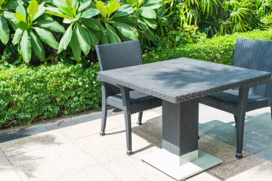 Terrasse avec une table et deux chaises avec un sol en béton