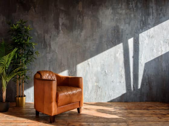 Comment nettoyer des traces de stylo sur un fauteuil en similicuir ?