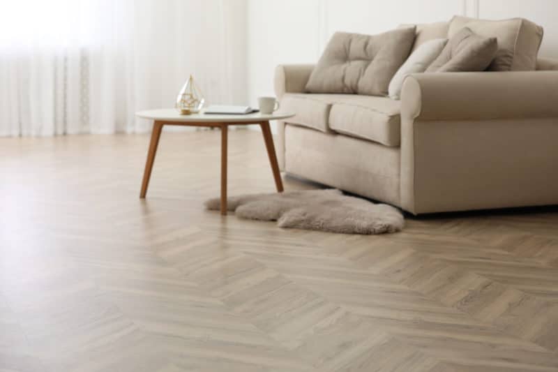 Comment nettoyer des traces noires sur du lino ?