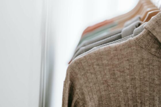 portant contenant des vêtements en tissu clairs
