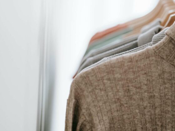 portant contenant des vêtements en tissu clairs