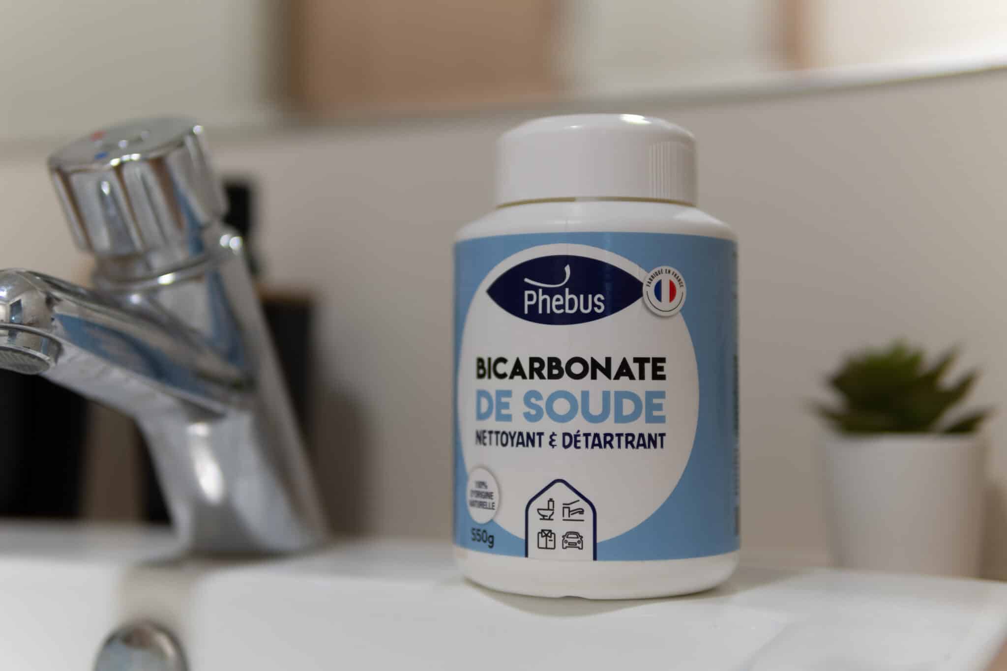 Pot de bicarbonate de soude de la marque Phebus, posé sur un lavabo de salle de bain
