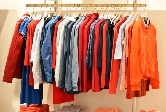 Image d'un portant contenant des vêtements colorés sur ceintres