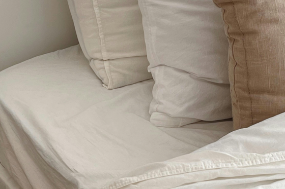 Image de draps de lit blancs neufs.