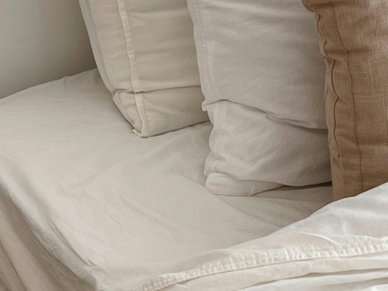 Image de draps de lit blancs neufs.