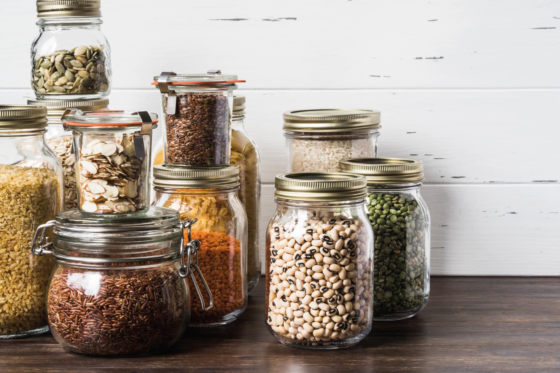 Image de bocaux contenant des produits alimentaires en verre avec une attache métallique