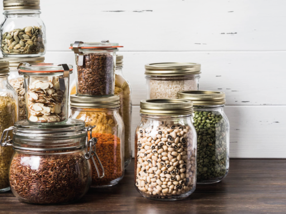 Image de bocaux contenant des produits alimentaires en verre avec une attache métallique